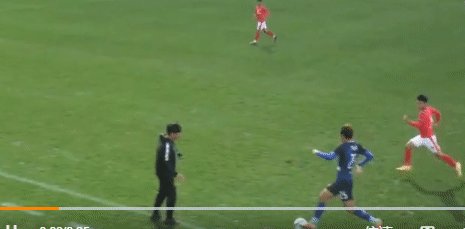 kaiyun-雷人操作！中冠赛场主帅场边伸腿绊倒对方进攻球员