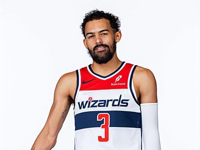 开云体育官网-特雷杨冲场护队友遭驱逐 首秀数据离谱 规则与团队情谊该如何平衡