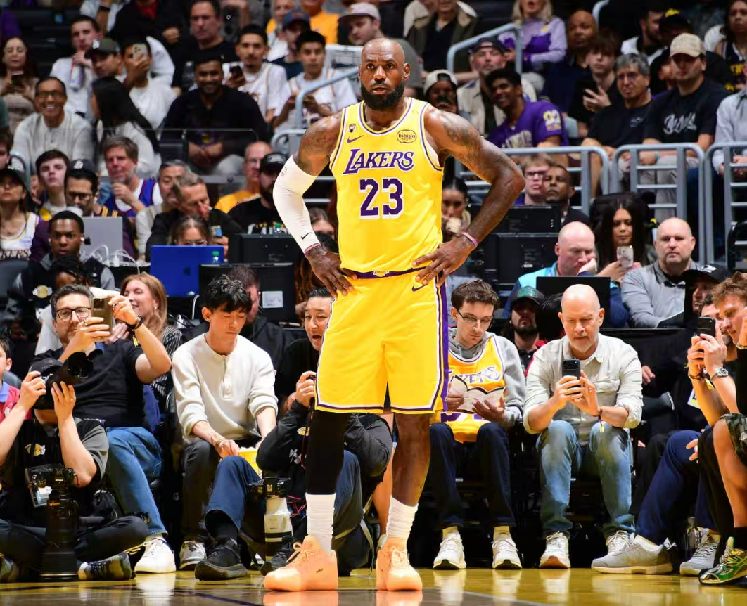 开云体育下载-小里绝平+东契奇加时准绝杀！41岁詹皇甘当绿叶 倒地飞扑令人泪目