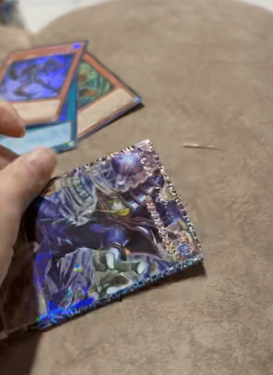 开云体育下载-最惨一剪没！玩家失手剪坏百万元卡片：抱头哀嚎